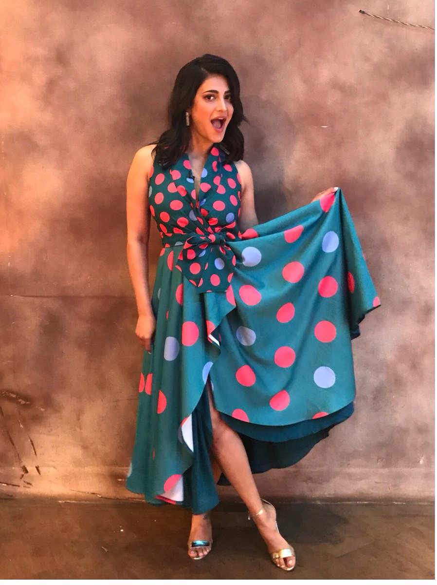 <a href="/shrutihaasan/">shruti haasan</a> in <a href="/PapaD0NTpreach/">Shubhika</a> dress <a href="/shopeurumme/">Eurumme</a> earrings and @VanillaMoonShoe heels for Kapil Sharma's show #ShrutiHaasan #BehenHogiTeri