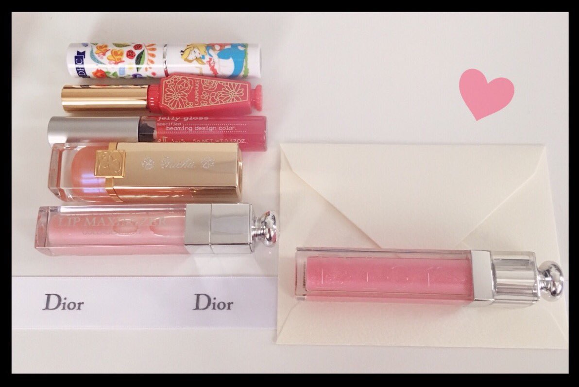 そんな肉会で、はんめぐちゃんから素敵なプレゼントいただいてしまいました✨Diorマキシマイザーは買い込むほどヘビロテなのですがラメグロスは初めて！夏の気分にも合いそう！はりきって使います😍左側はいつものリップメイク道具たち。