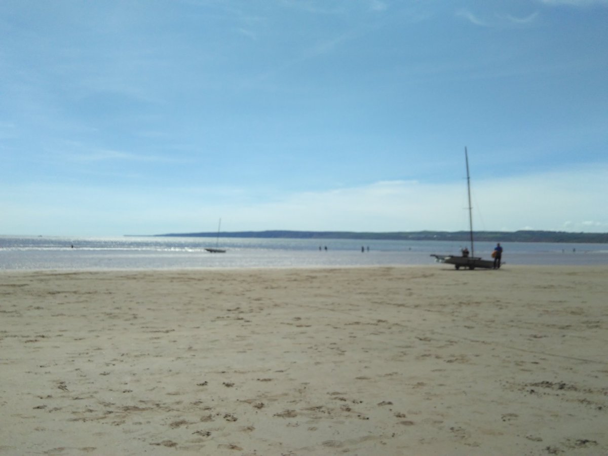 _nowthen's tweet image. Nice sunny #Yorkshire weather (i.e. a good stiff breeze) but ready for a great day beside the #Filey seaside. #beachday. Stone skimming 1st!