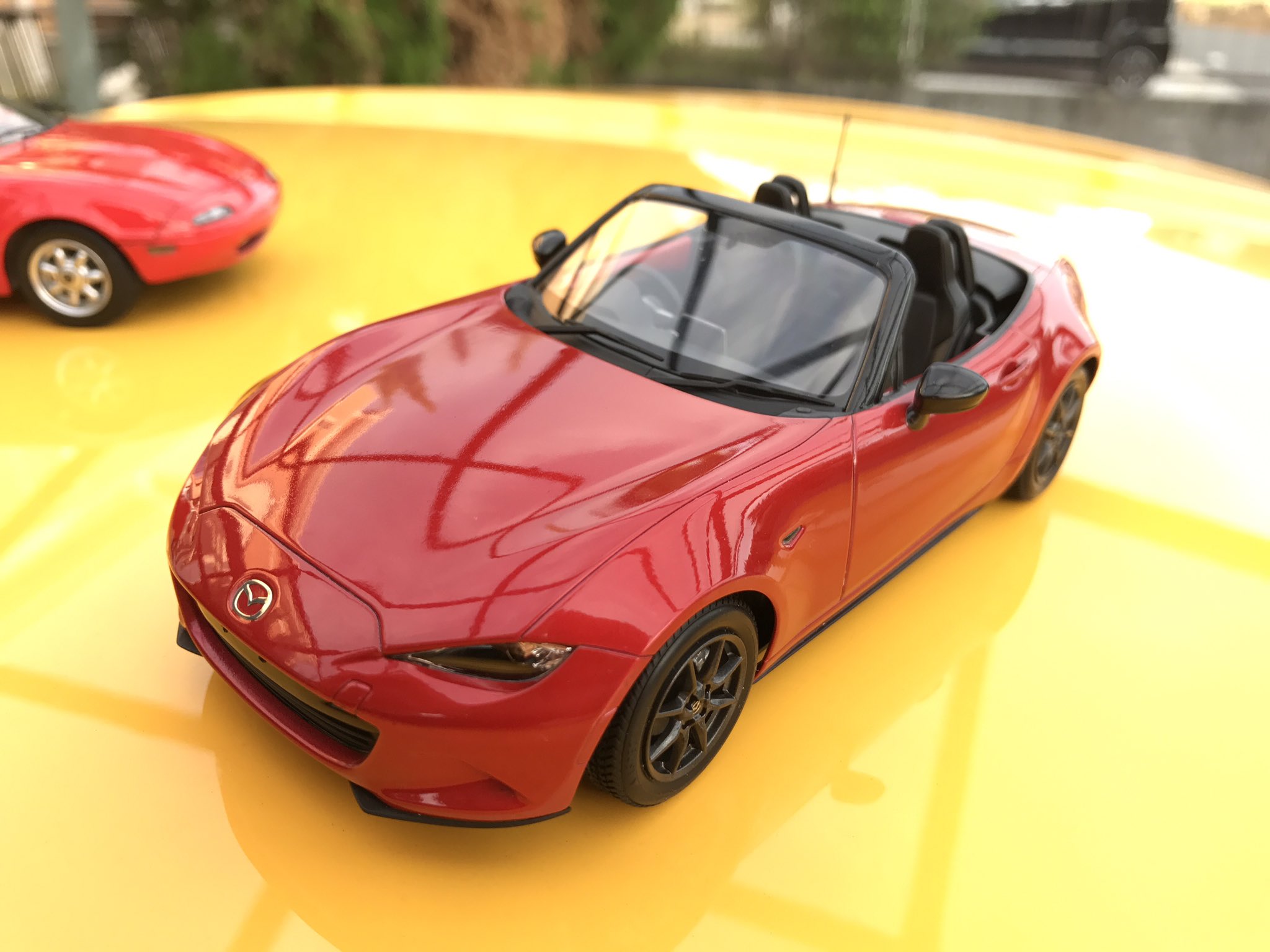 輝yuki カープラモデラー タミヤマツダロードスター完成しました いつもの愛車の上で 前に製作した初代ロードスターと一緒にパチリ 最新キットなのでサクサク組立が出来るから塗装に専念できますね タミヤ マツダ ロードスター T Co