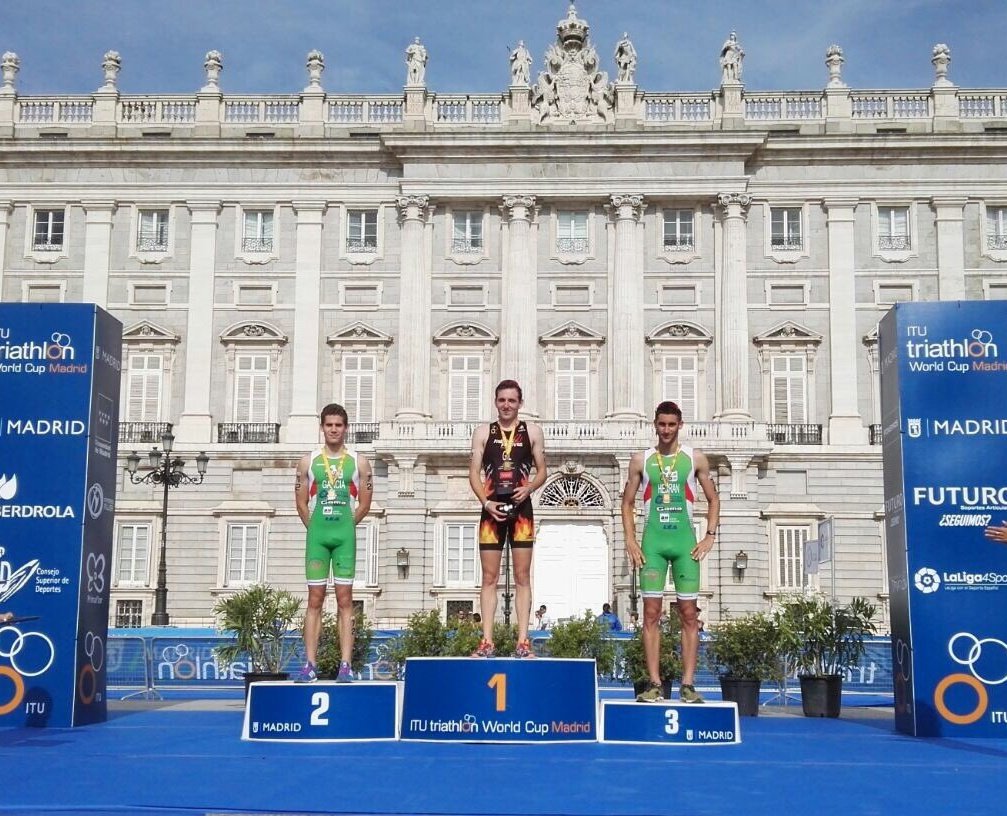 El ganador del podio masculino del Clasificatorio de España recibe el reloj oficial de RS FETRI. #MadridWC #somostriatlon