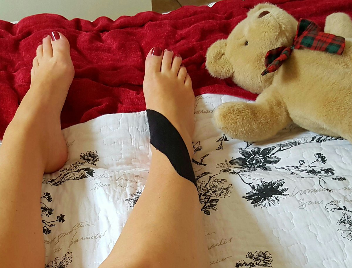 ZeldaVantablack's tweet photo. No hiking this weekend
#chiropractors
#metatarsophalangeal
#putaplasteronit
#physics or #placebo
#xrays and #xmen https://t.co/3uIuvrv6OJ