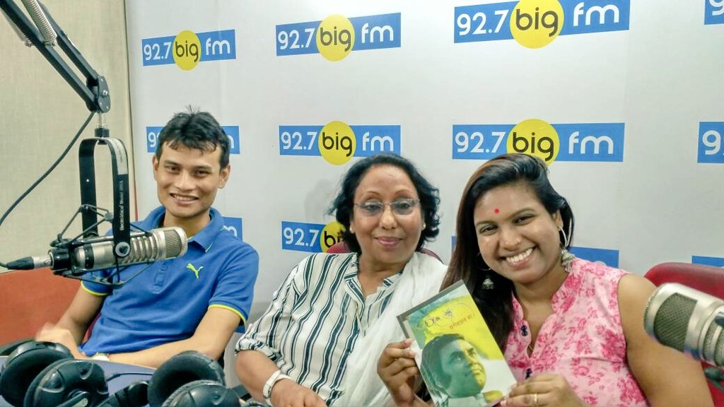 927BigFmGuw's tweet photo. #AjirPrishta today's book Nirod Chowdhury's #AparahnarRang do listen @927BigFmGuw fm 9pm onwards wit @ImRjShubhankar and @rjsujita @927BIGFM https://t.co/NHi6ibTrWs