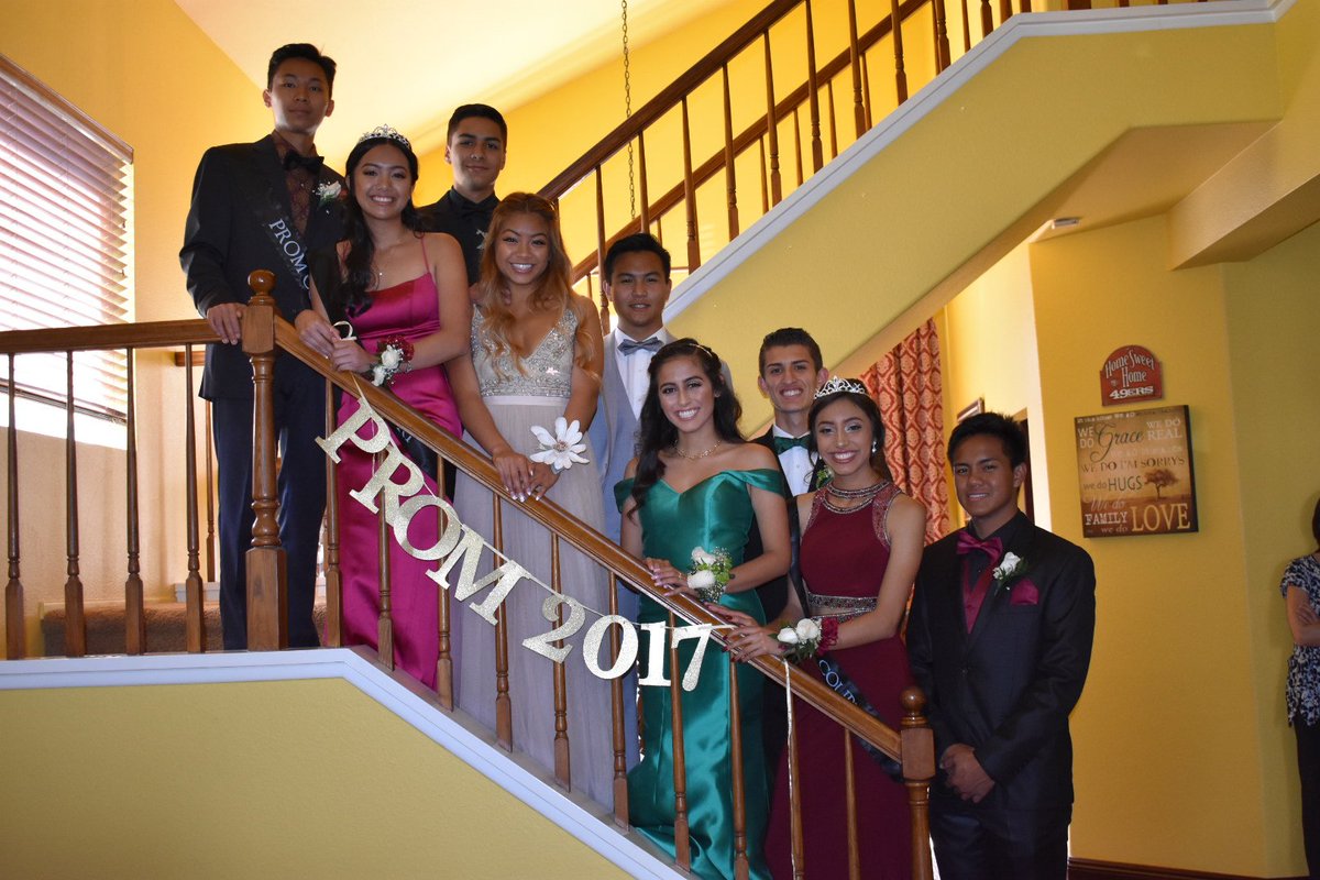 rbanuelos6's tweet photo. Love these group of kids!!! So blessed to be able to watch them grow up! #CollegeBound #ECHSProm2017 #MiddleschoolFriends #Bañuelos6House https://t.co/s5Q0RUq7x3