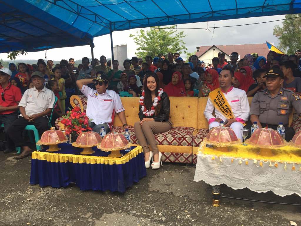 nengoshin12's tweet photo. Neng Oshin Disambut Warga Luwuk Banggai https://t.co/JtyY6PU2TU https://t.co/s3p7NvrlO2