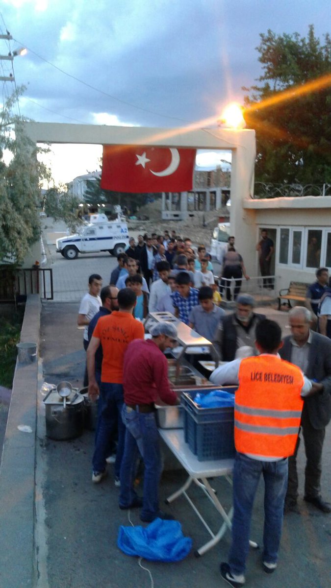 Belediyemiz tarafından organize edilen ve Ramazan ayı boyunca yapılacak olan iftar programlarının ilki Belediye bahçesinde gerçekleştirildi.