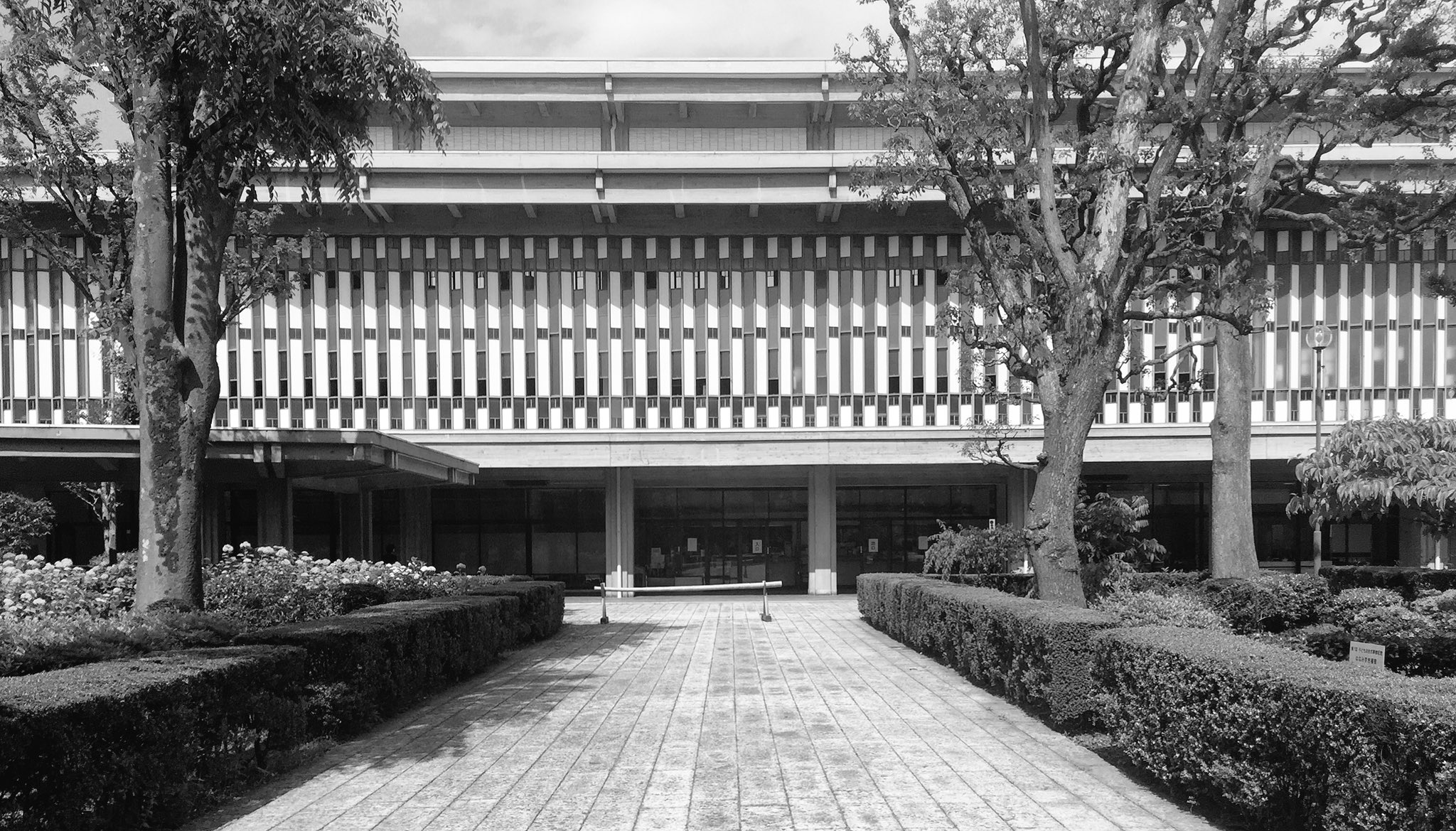 Yoshi Ito Sur Twitter 乗泉寺 谷口吉郎 町歩きで初めて入りました ファサードが側面になってるホール式の教会みたいな内部も斬新だけど アプローチの回廊が素晴らしい 末長く使われていってほしい T Co Qpz5fpb2az Twitter