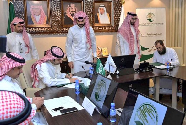 desertrose4e's tweet photo. @KSRelief signs a program to provide iftar meals for 90 thousand Syrian refugees in #Lebanon #HR https://t.co/yjUC2c5y3w