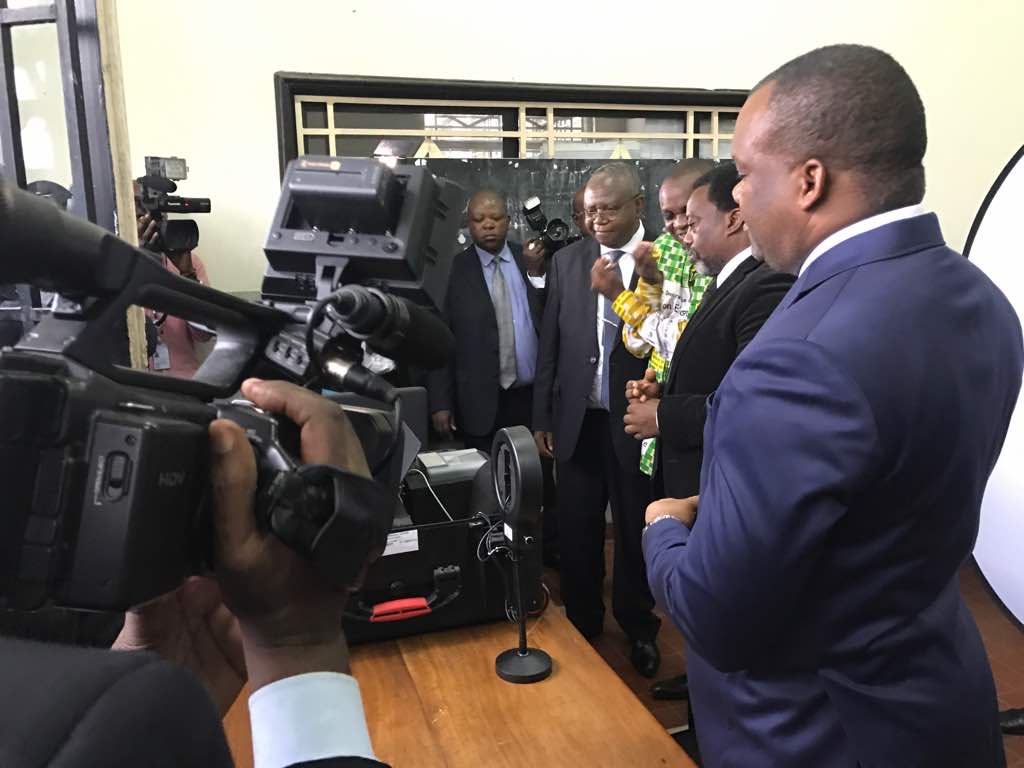 7 h à Kinshasa. #JosephKabila prend sa carte d'électeur. #enrôlement #Rdc