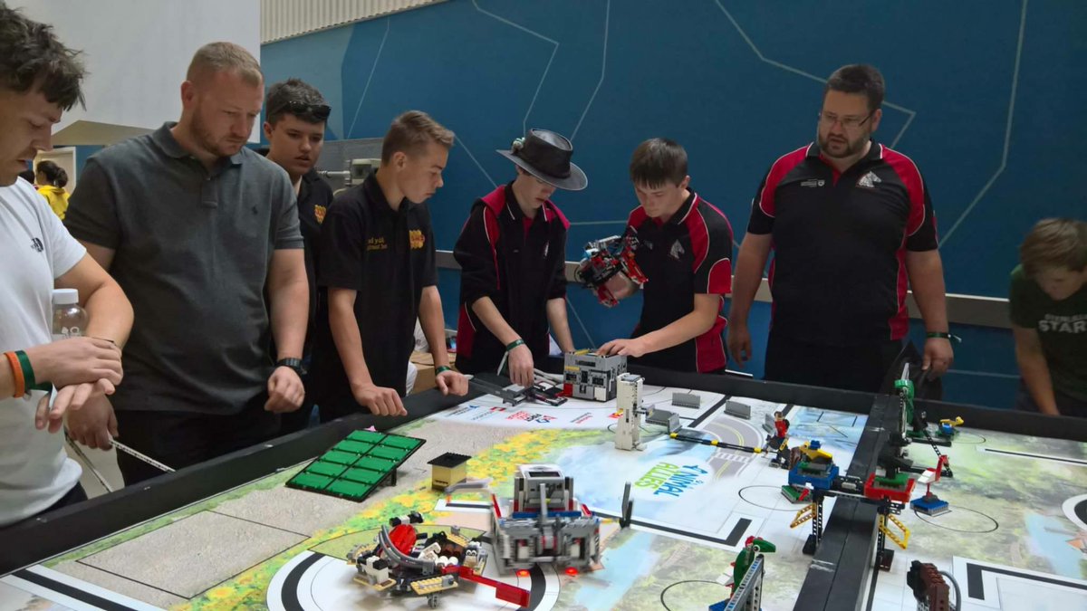 DtGlanclwyd's tweet photo. Ymarfer dwythaf! Last practice, sharing with 2 teams (Australia, Bolivia). #FLLOEC2017 #corevalues @FLLUK @Airbus https://t.co/4MatpjT14j
