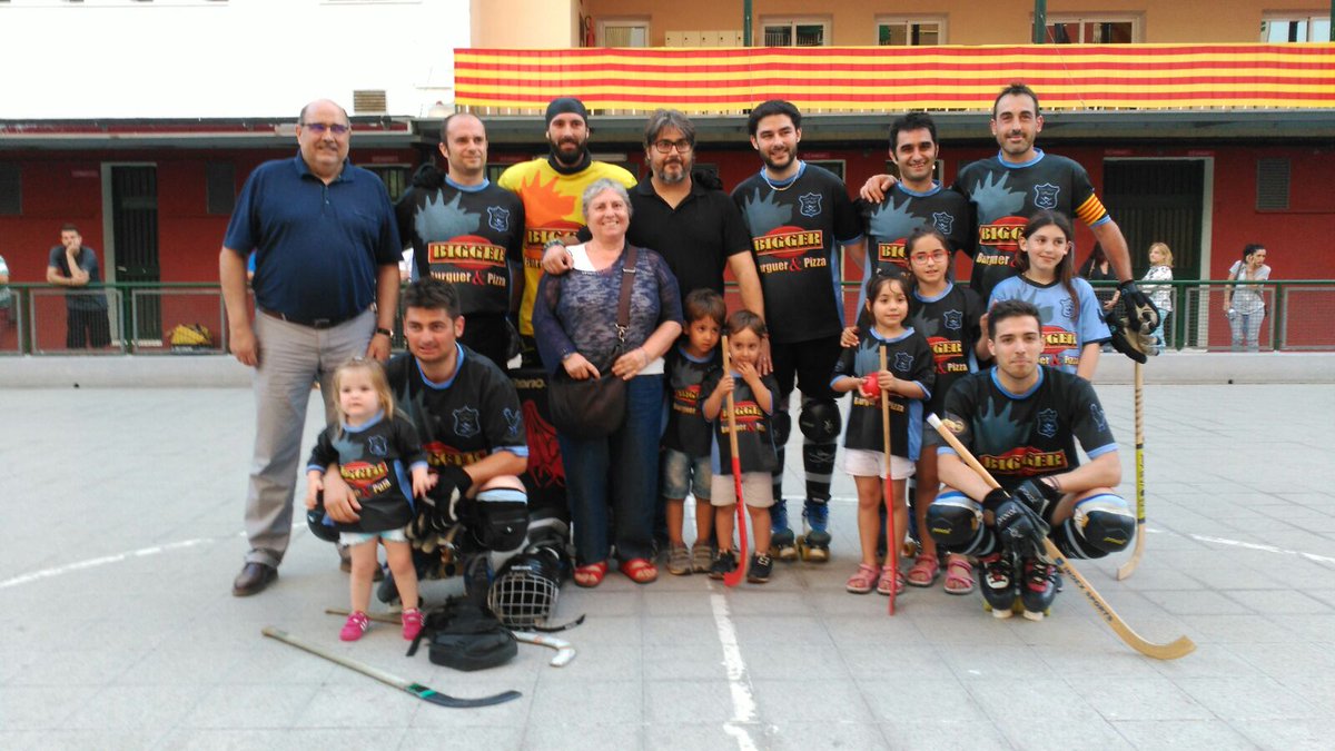 ClubHoqueiPrat's tweet photo. Victòria 3-8 en el últim partit de la temporada i de la trajectòria per
alguns companys que pengen les botes, gràcies per tot! ❤️ https://t.co/OcEWG8vEc0