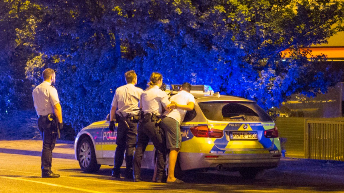 GROSSEINSATZ DER #POLIZEI
80 Männer prügeln
sich in #Mülheim Zwei Großfamilien waren aufeinander losgegangen.
bild.de/regional/ruhrg…