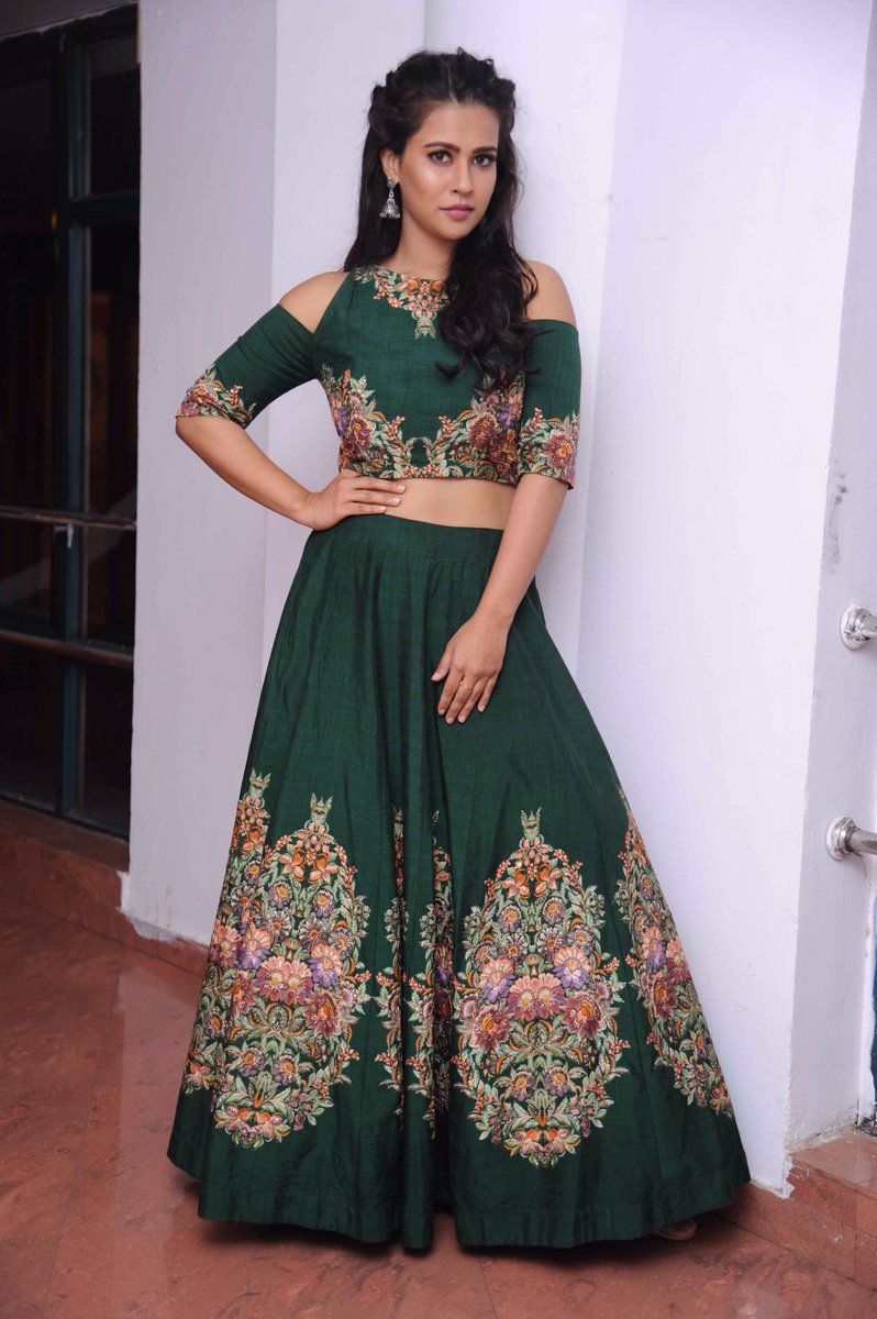 BangaloreTimes1's tweet photo. How gorgeous does @sharmilamandre look in this outfit at the first press for the film #Aake! https://t.co/qNJDMteL8M