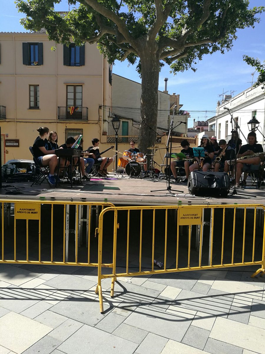 tocatspelswing's tweet photo. I aquest mati concert en directe i ballada a Arenys de munt!!! https://t.co/E3xxs0Pj44