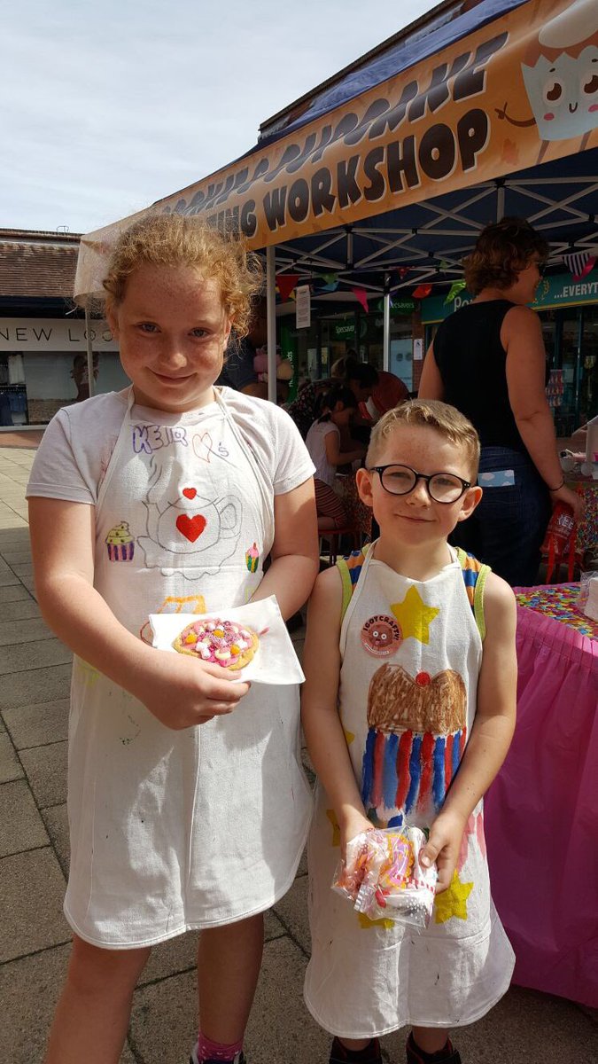 CraftyCrewUK's tweet photo. Lots of budding Marry Berrys &amp; Paul Hollywoods at our Cookie &amp; Cupcake Decorating Workshop in @GardenSquareSC today! #Letchworth #Herts 😁🍪🎂 https://t.co/JvCRj4l5SP
