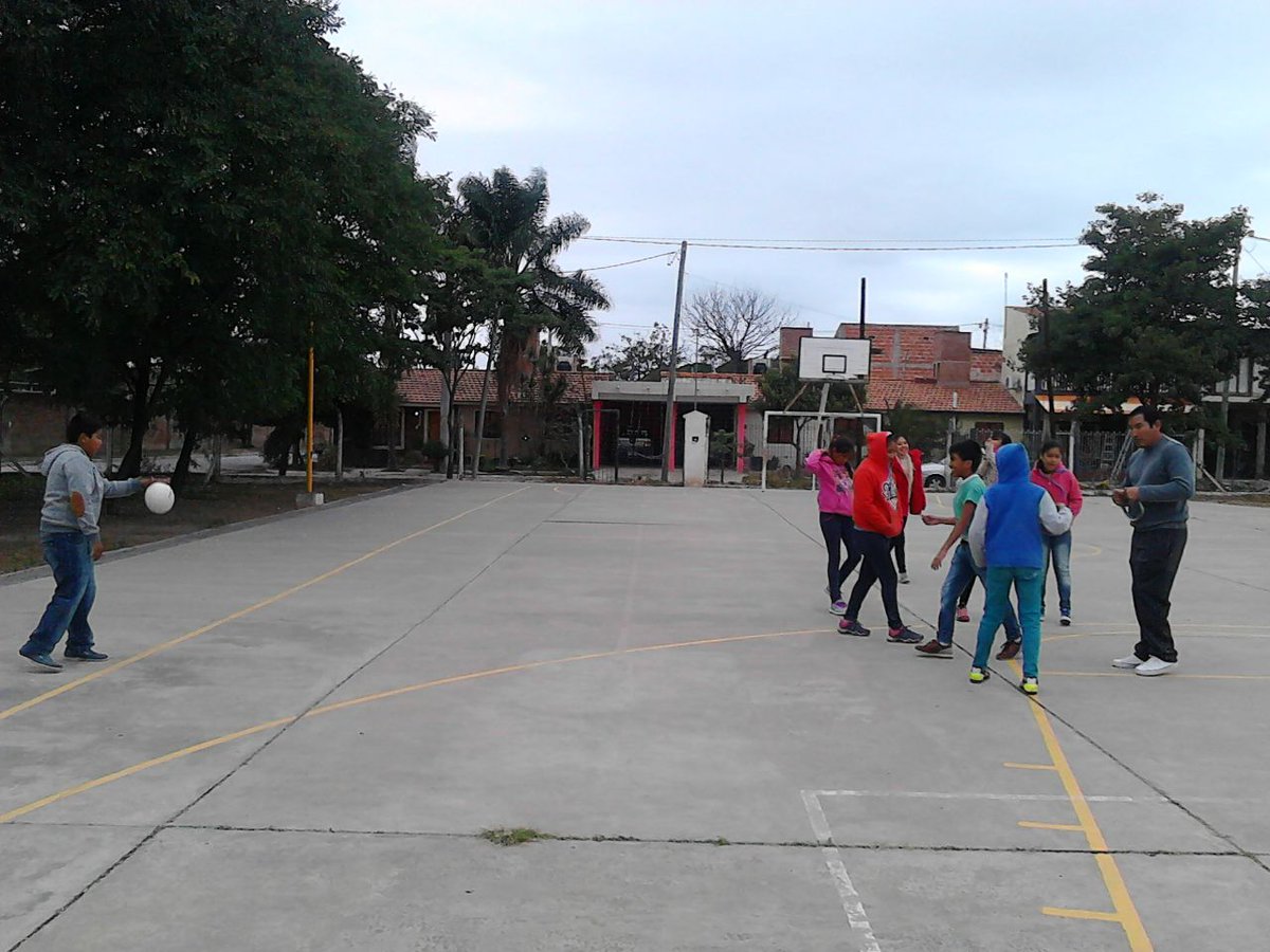 CAJ5034_ec's tweet photo. Sabado fresquito pero con actividades🎸📚💃⚽! #Caj5034 @fguillesaavedra @LeonardoPilili @joana_andi13 @javitoelrumbero https://t.co/dy8y6pzV0O