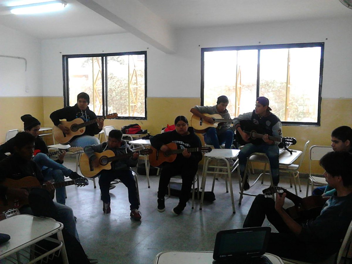 CAJ5034_ec's tweet photo. Sabado fresquito pero con actividades🎸📚💃⚽! #Caj5034 @fguillesaavedra @LeonardoPilili @joana_andi13 @javitoelrumbero https://t.co/dy8y6pzV0O