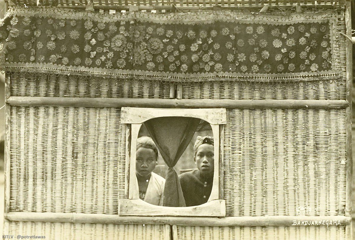 potretlawas's tweet photo. Sepasang pengantin di Banjarnegara, 1930. Bentuk pelaminannya menarik ya? 😊 https://t.co/WILR7grWHm