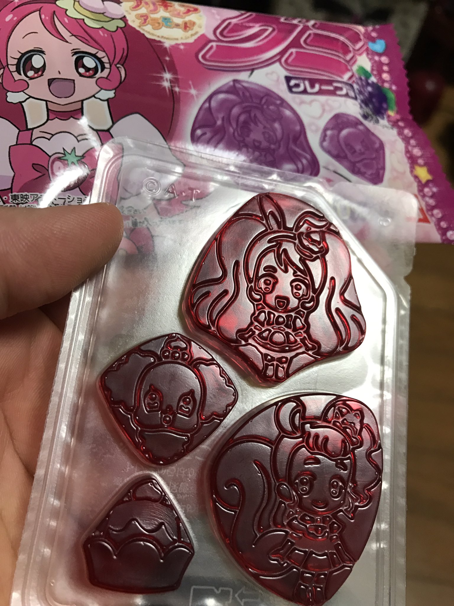 ラツキ楓 悲報 失敗作 プリキュアグミをとりあえず食べます 洗ったトレイにレジン液を流し固めます 着色は自由ですがマニキュアじゃなくて普通に油性カラーペンの方がイイカモ知れません 細いヤツで 眼球に黒色を入れたせいで結果コワくなっ