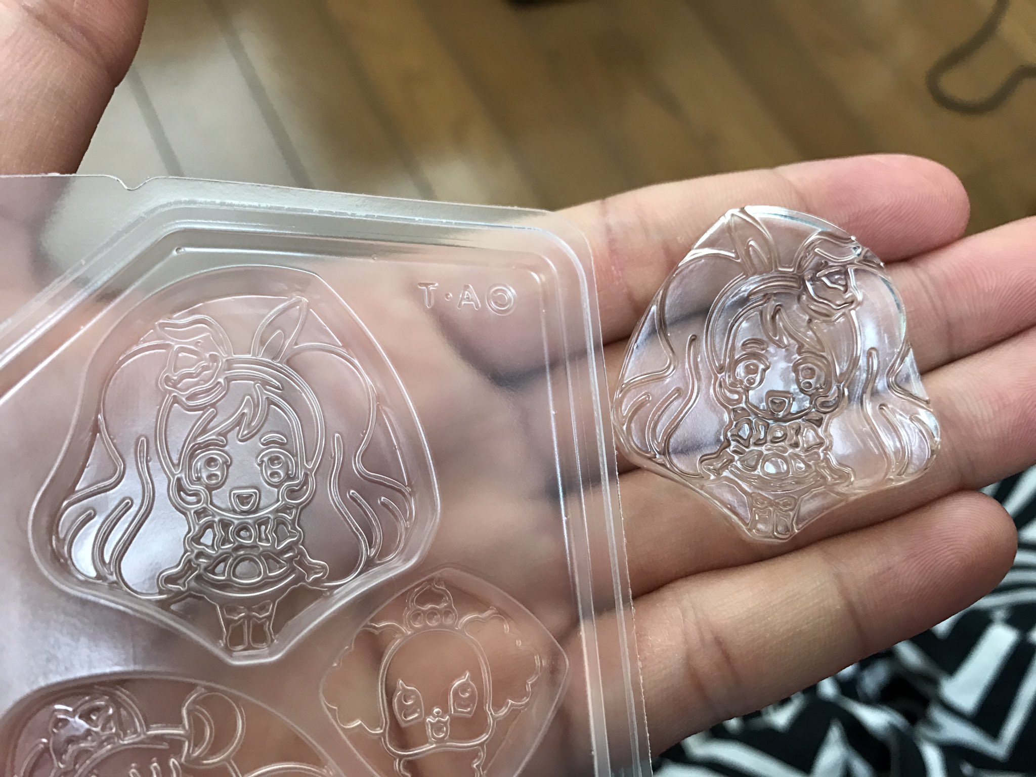 ラツキ楓 悲報 失敗作 プリキュアグミをとりあえず食べます 洗ったトレイにレジン液を流し固めます 着色は自由ですがマニキュアじゃなくて普通に油性カラーペンの方がイイカモ知れません 細いヤツで 眼球に黒色を入れたせいで結果コワくなっ