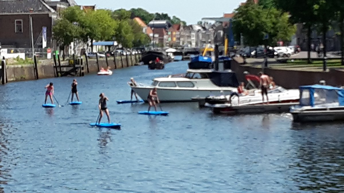Zomer in Zwolle. Met een sloep <a href="/BootjehurenZ/">BootjehurenZwolle</a> op de stadsgracht, lunchen aan het water bij <a href="/hofvlietvilla/">Hofvlietvilla</a> en een ijsje bij Salute! Top dag! 🌞
