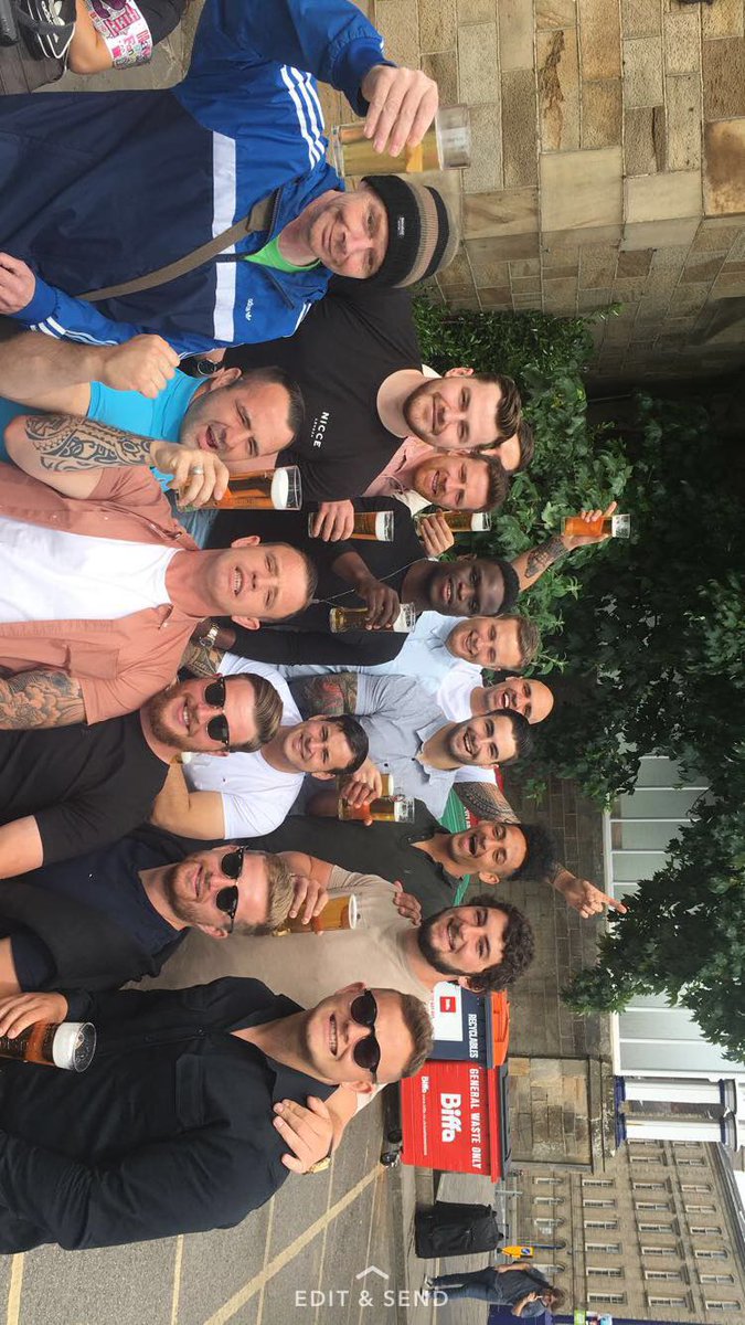 Jimmywatson123's tweet photo. Few steady ones with the @HunsletRLFC boys and some gezzers #aletrain https://t.co/Ga7tkN7QEJ