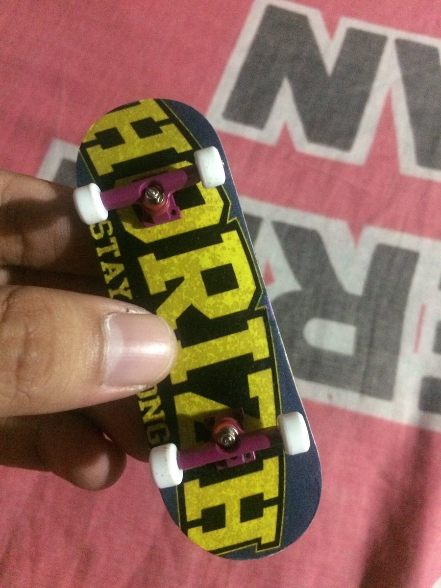 Hay tweeps whats up ? Iseng nih buat fingerboard hehe menyalurkan hobby mimin 😜