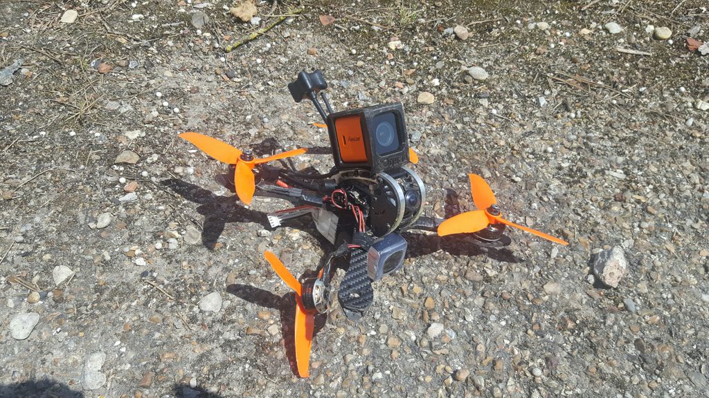 wearefpv's tweet photo. Spot un peu juste en 5 pouces...RIP m'y Obsession #drone #fpv #racer  #Tmotor #kissfc #dquad #crash https://t.co/ghW4RRvNcj