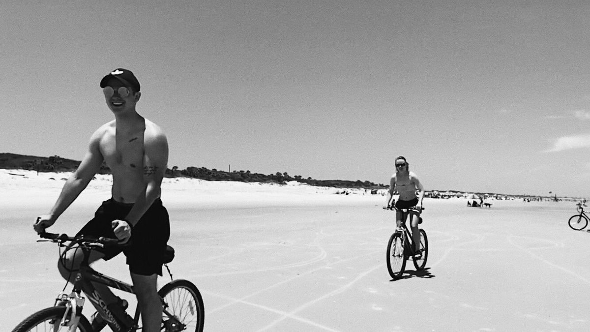 bbbbx224's tweet photo. Beach with the best! https://t.co/nYUAg78Eja