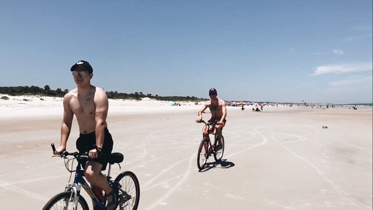 bbbbx224's tweet photo. Beach with the best! https://t.co/nYUAg78Eja