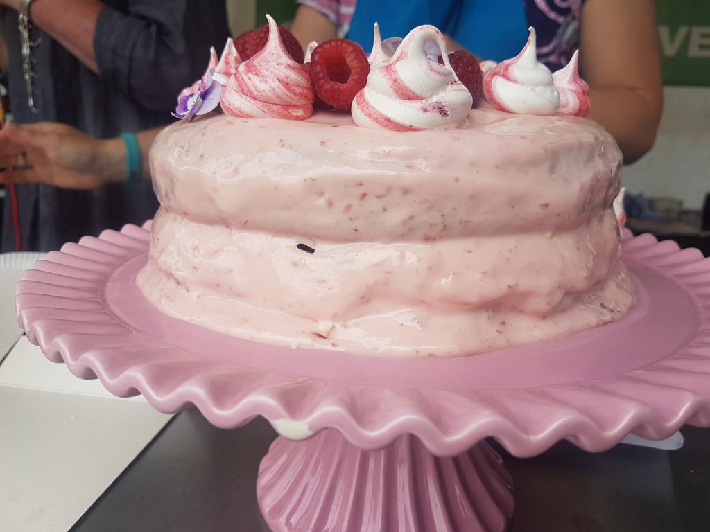 TonFoodDrinkFes's tweet photo. The bake off finalist cakes! #TFDF17 https://t.co/yiDflwfNvV
