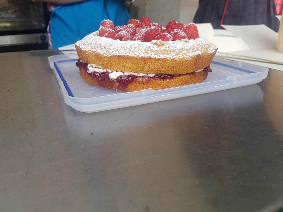 TonFoodDrinkFes's tweet photo. The bake off finalist cakes! #TFDF17 https://t.co/yiDflwfNvV