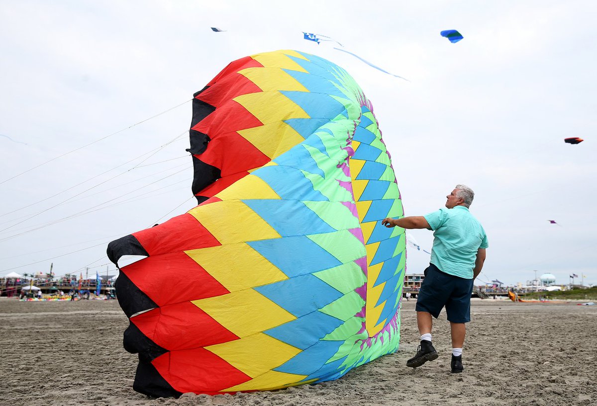 PhotogLori's tweet photo. PHOTOS: https://t.co/20asxw00qZ 120-foot squid takes flight at N.J. kite festival #WildwoodKites #FlyMarket #kites #wildwood #JerseyShore https://t.co/uZ8cfWTq1I