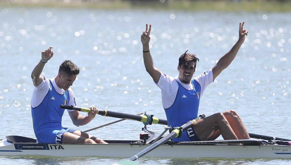 Una coppia che scoppia! <a href="/lodo_matteo/">Matteo Lodo</a> e <a href="/PeppeVicino93/">Giuseppe Vicino</a> stravincono agli Europei di Racice!🥇🚣 Sommergiamo di RT i canottieri azzurri!