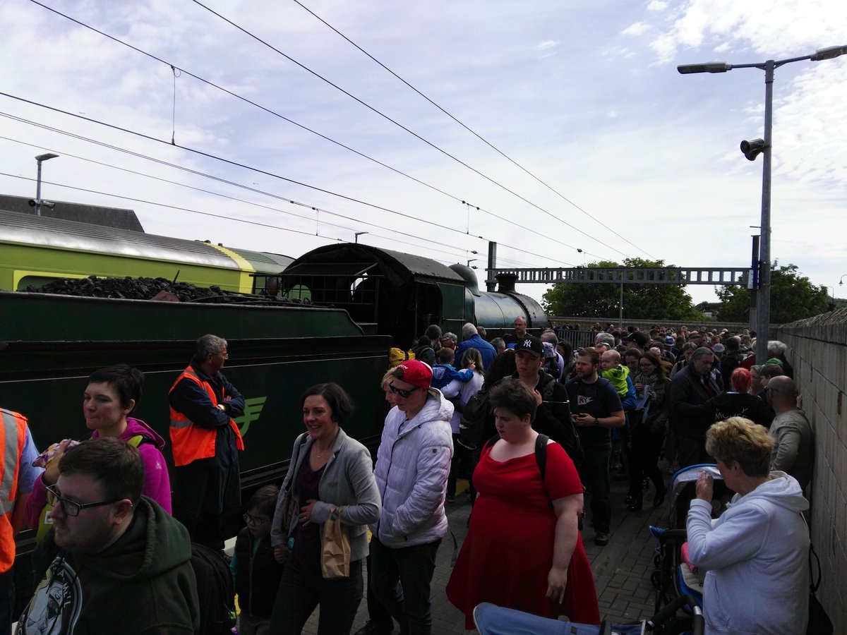 SteamTrains_Dub's tweet photo. Train 1 of our Howth 170 specials has just arrived! #HowthSteamTrain @howthismagic @IrishRail https://t.co/7cP6oETOuH