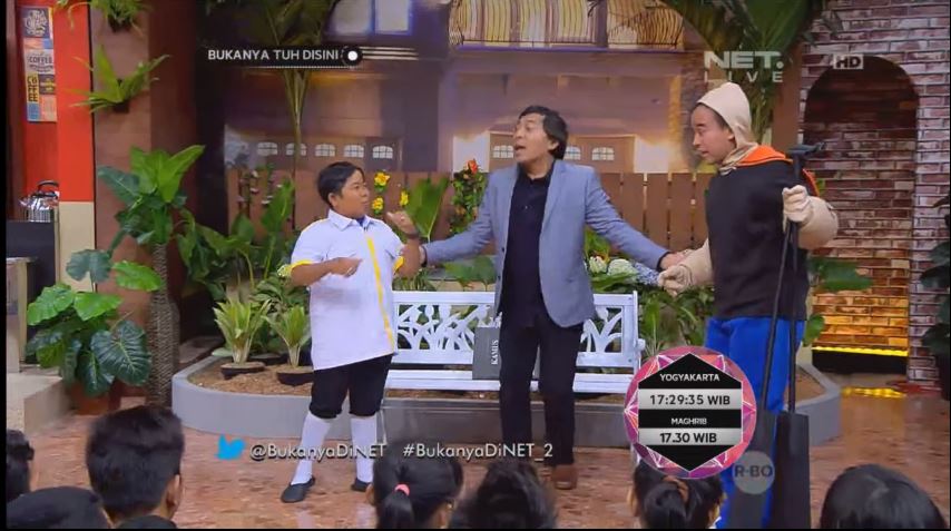 BukanyadiNET's tweet photo. Adul belajar dayung dengan anwar demi bisa bekerja sebagai ABK, kira-kira adul bakal keterima jadi ABK ga ya. tonton terus #BukanyaDiNET_2 https://t.co/geqnY0FaIN