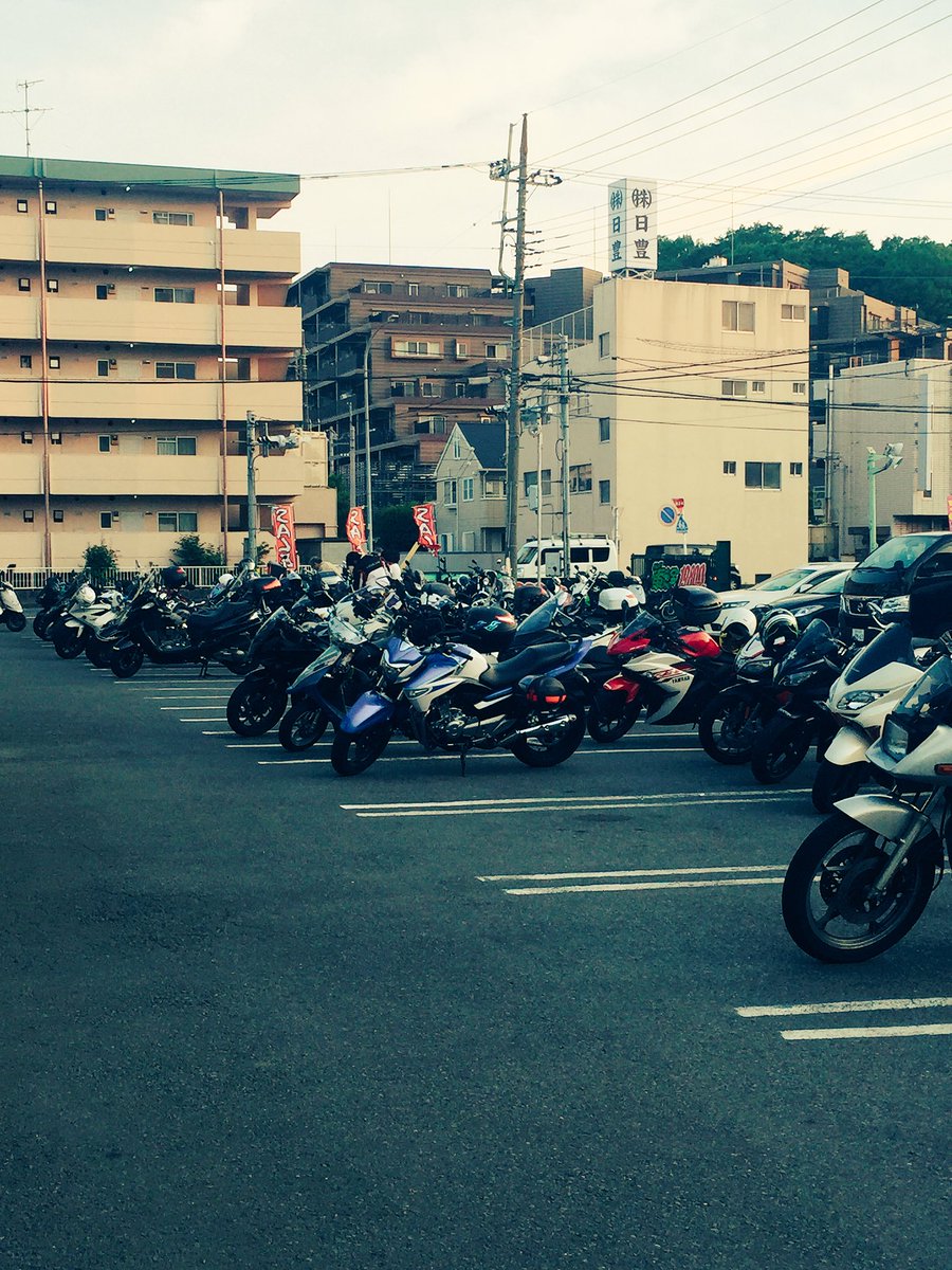 Dio101299's tweet photo. さっきまでのバイクの数 https://t.co/q0TMJ2fill