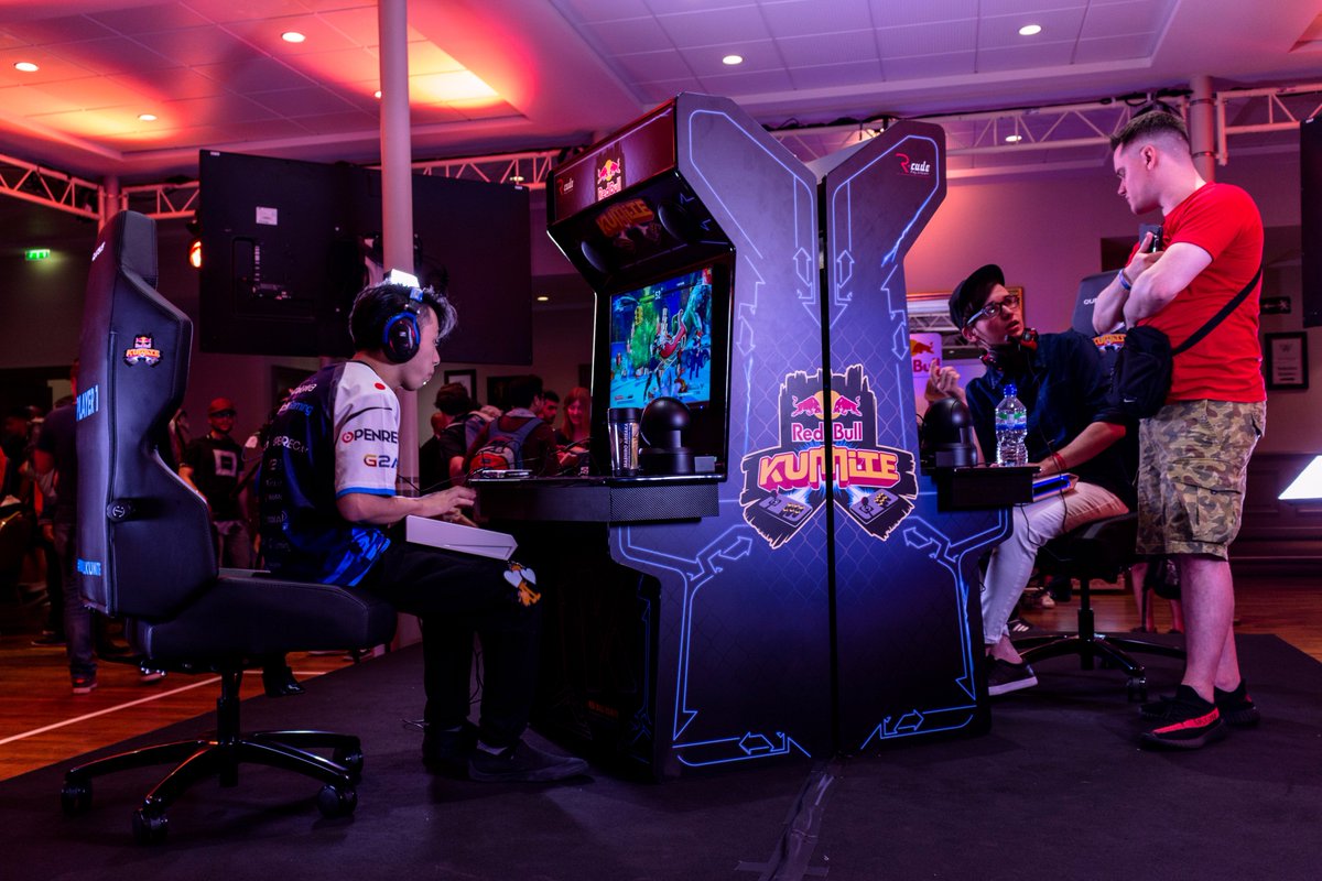 Tanuki972's tweet photo. A strong @TachikawaBR, Logan and @FGC_Bigbird teaming up and a terrific @Verdoyance and a salty Packz #RBK2017 #RedBullKumite https://t.co/HZVLl9iJLi