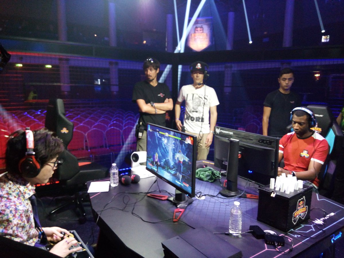 GameLineFR's tweet photo. On se prépare pour le grand #RedBullKumite à tout à l'heure les amis !!! https://t.co/wwAmvSApgi