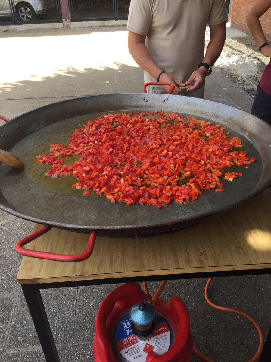 Comencem a cuinar la paella del dinar popular! Endavant, xefs!