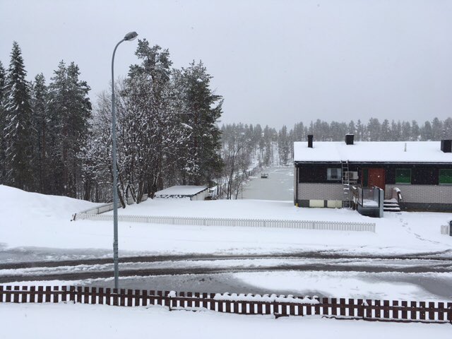 ErikNiva's tweet image. Vyn från mitt föräldrahem i Malmberget i precis detta nu. Jag tycker att ni behöver veta det.