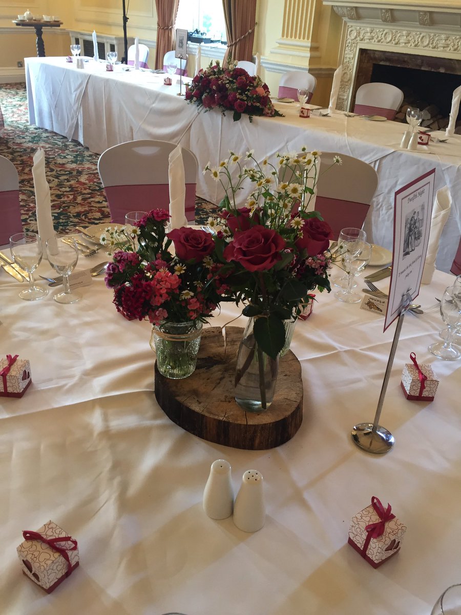 CreateALook's tweet image. Today's rural and burgundy wedding at @Maj_Harrogate 🌺🌹#Harrogate #wedding