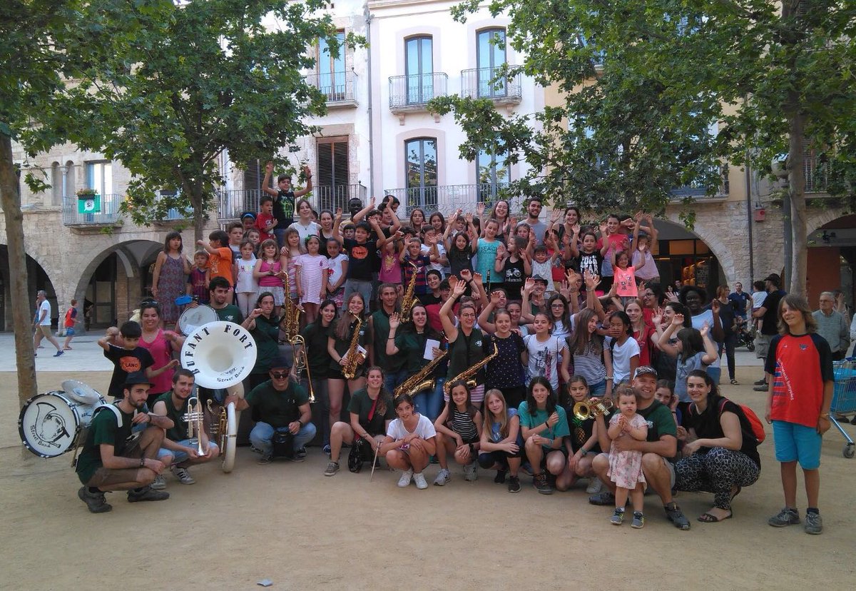 ei_gent's tweet photo. Ahir va ser l'últim dia d'esplai i el vam acabar fent una cercavila amb @BufantFortSB. Ens veiem a les colònies d'estiu! #eigent https://t.co/MqePx7xgjz