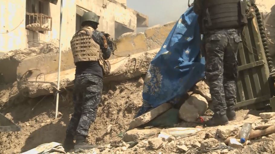 VTMNIEUWS's tweet photo. Het Iraakse leger opent in Mosul een slotoffensief tegen IS. Onze journalist kon mee tot aan het front. https://t.co/P0Ev1OPU51 https://t.co/wKycmZuZy0