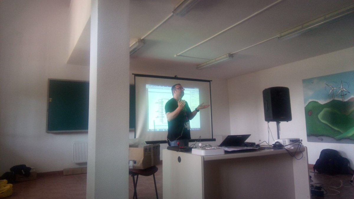 Arcade_Vintage's tweet photo. En el Taller de 'Electrónica digital aplicada a placas arcade' por @ChaveteElx #ArcadeCon2017 https://t.co/GUIf4777s0