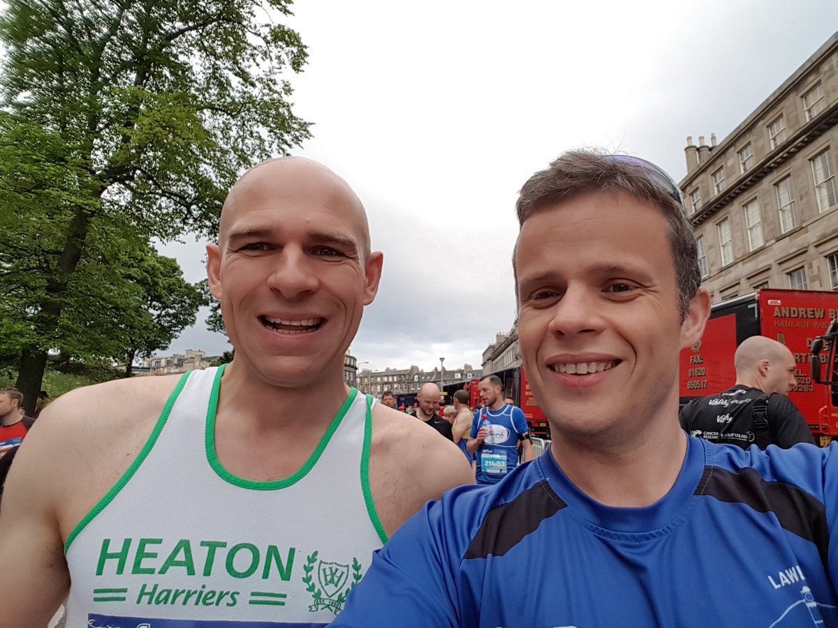 @heatonharriers congrats to this bloke who proposed at the finish line! #hopeshesaidyes #edinburghhalfmarathon @Lawleyrunning