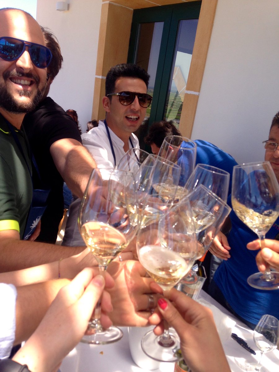 Che la giornata abbia inizio!!! Buon #vino a tutti! #cantineaperte2017 Cantine Fina #gliamicideltrio #winelovers #sicily #bevosiciliano