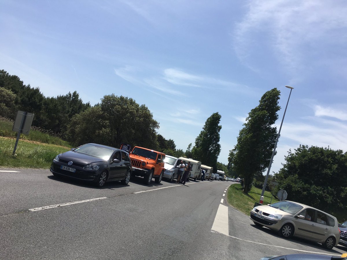 vince1786's tweet photo. Fin de WE de l'ascension. Très gros bouchon pour sortir de l'île d'Oléron. Arrêt total depuis 25 min #pointcirculation #ducourage https://t.co/gyEvJn8bfk