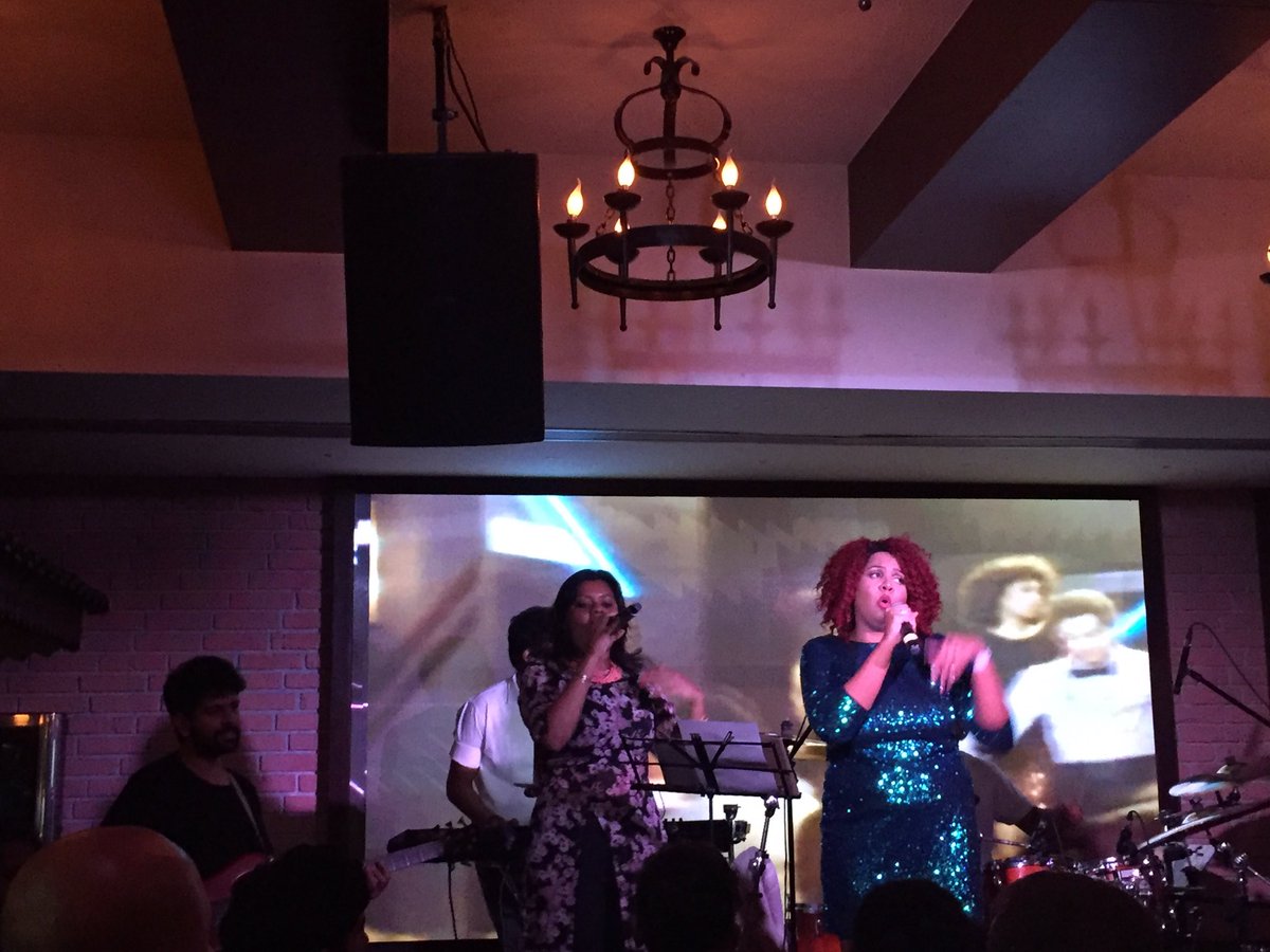 shweta_mehrotra's tweet photo. Hitting the right notes @thestablescafe @Melserrao #HighOnMusic #RockstarFriend #AllStarsNight #SaturdayNightLive https://t.co/mAYnLNHUCH