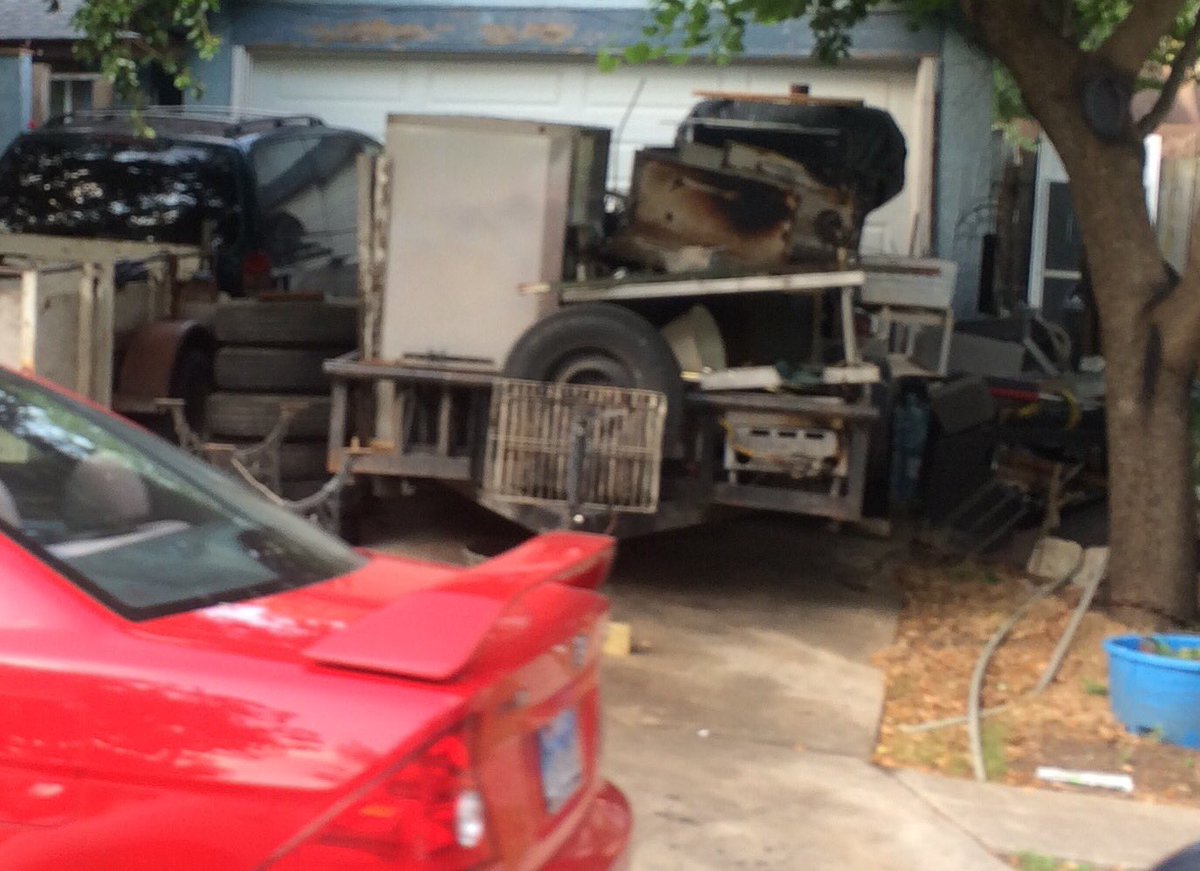 oeygoey's tweet photo. @SanAntonio311 look @ 4626 La Loma has is this legal and not breaking city codes. Sitting here for weeks on end and killing property values https://t.co/MRiLEfH1h7